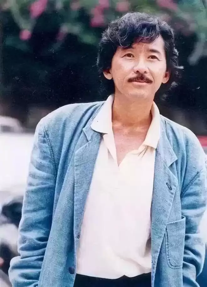 78岁林子祥近况曝光,嘴歪穿女士棉袄,叶倩文打扮土气丑鞋抢镜