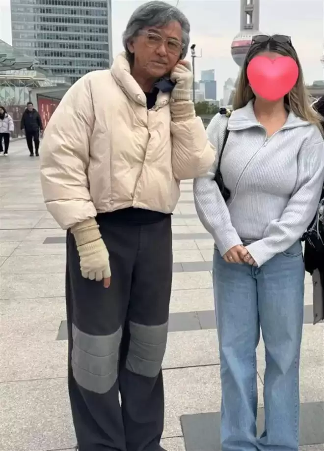 78岁林子祥近况曝光,嘴歪穿女士棉袄,叶倩文打扮土气丑鞋抢镜