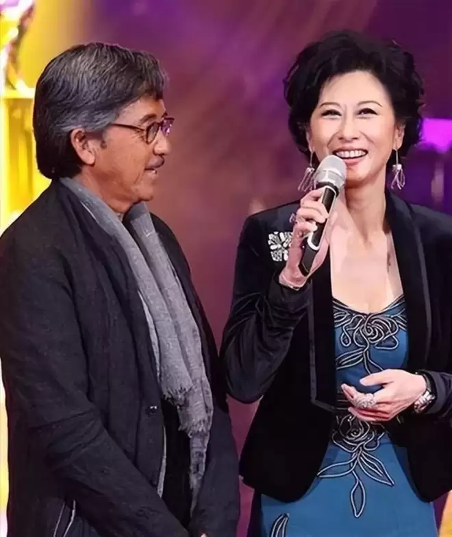78岁林子祥近况曝光,嘴歪穿女士棉袄,叶倩文打扮土气丑鞋抢镜