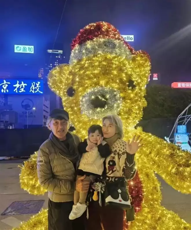 78岁林子祥近况曝光,嘴歪穿女士棉袄,叶倩文打扮土气丑鞋抢镜