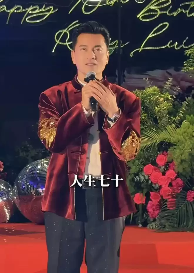 70岁吕良伟近状曝光！头发茂密声音洪亮，网友称他是“70岁的小伙子”