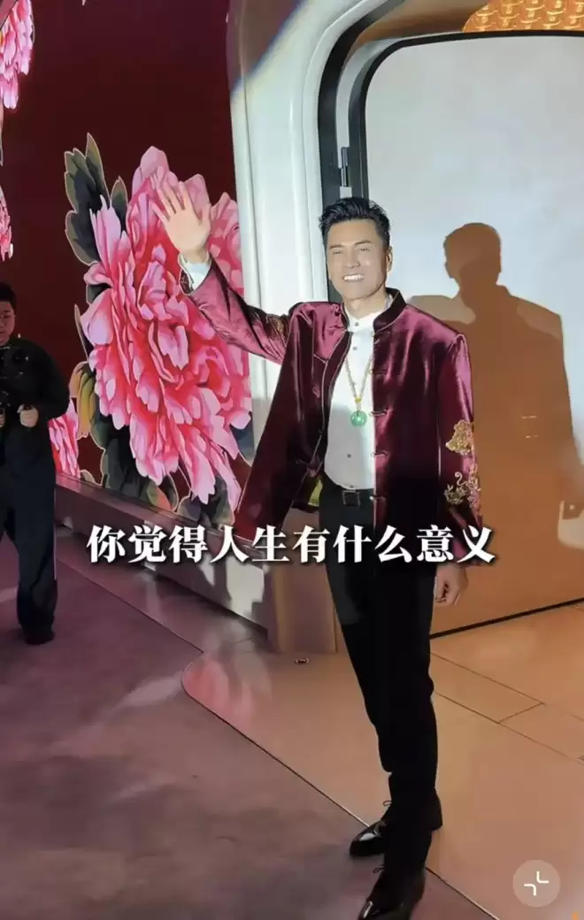 70岁吕良伟近状曝光！头发茂密声音洪亮，网友称他是“70岁的小伙子”