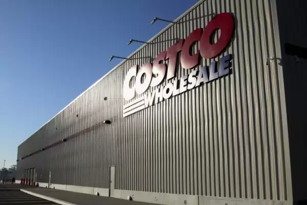 加国Costco奔驰猛撞铁柱 两人被送医院