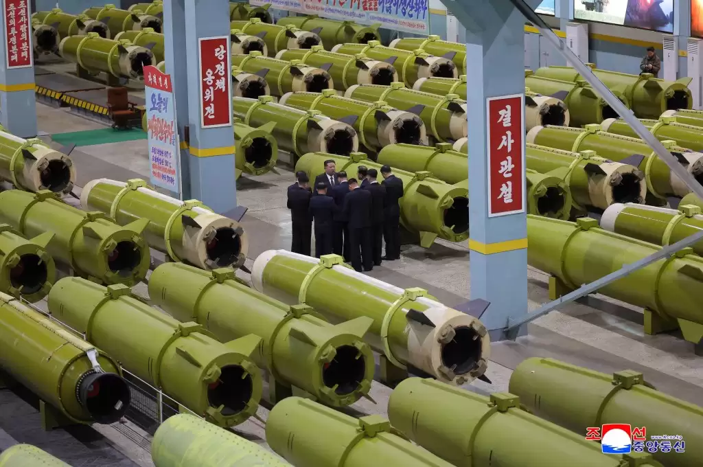 视察核潜艇建造及军工企业 金正恩指示提升生产导弹能力 强化战争阻吓