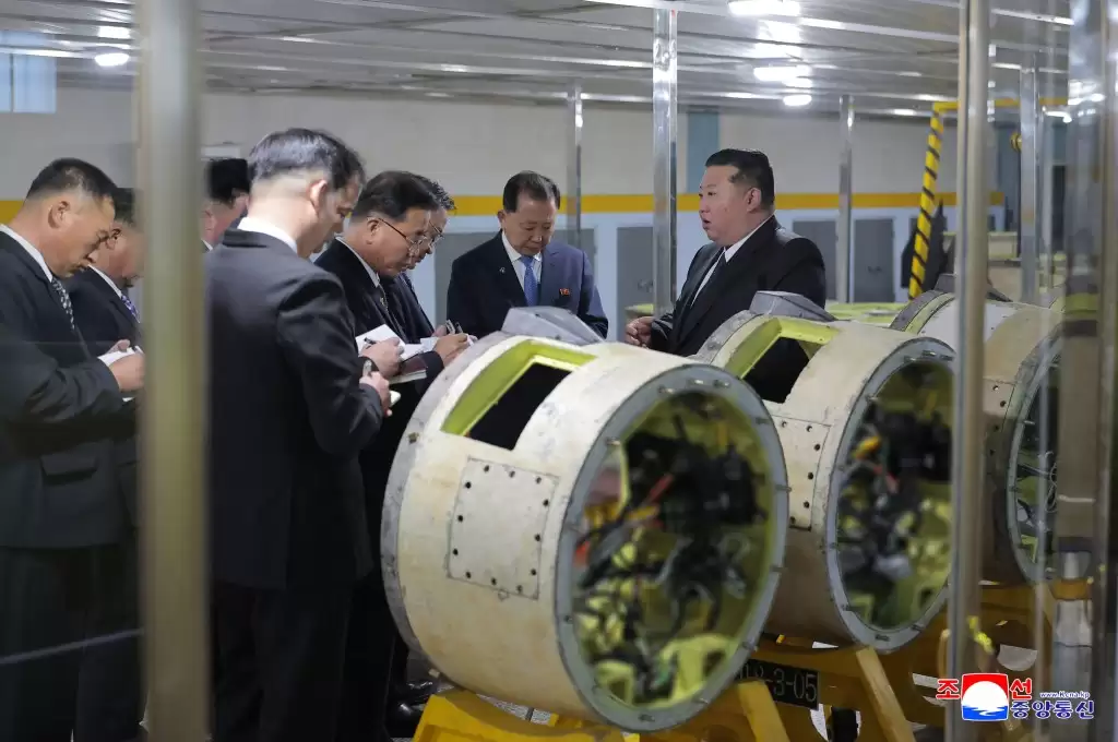 视察核潜艇建造及军工企业 金正恩指示提升生产导弹能力 强化战争阻吓