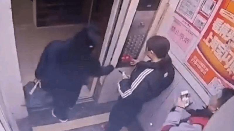 女子早高峰占电梯 被推出后厮打 网友留言：我也想打她