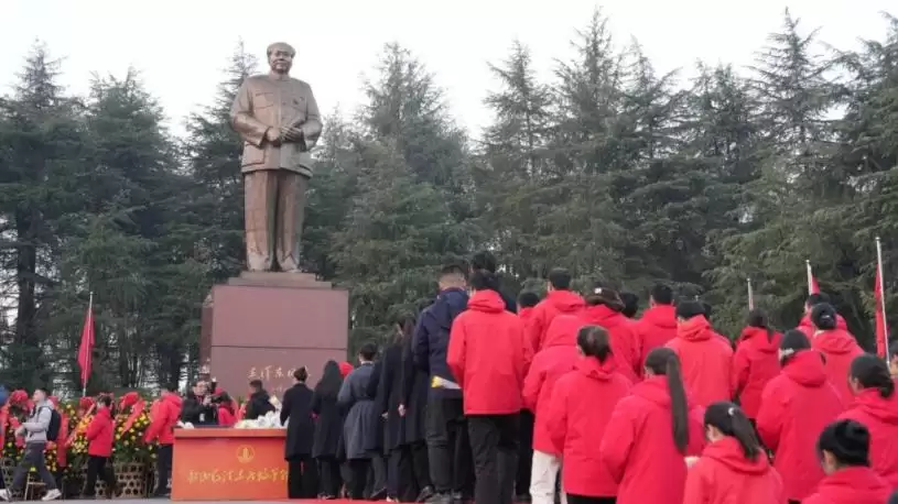 毛泽东诞辰132周年 家乡湖南韶山现拜祭人潮