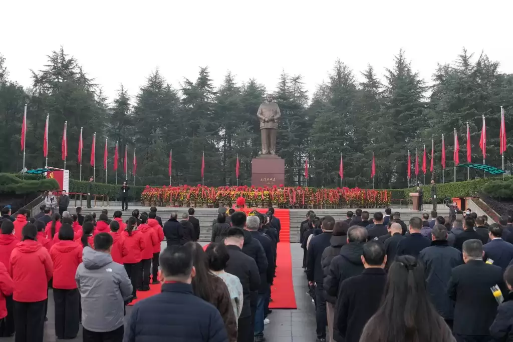 毛泽东诞辰132周年 家乡湖南韶山现拜祭人潮