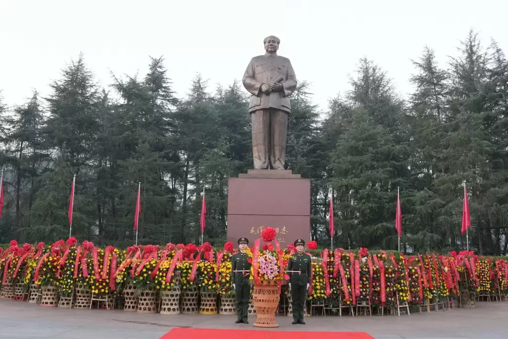 毛泽东诞辰132周年 家乡湖南韶山现拜祭人潮