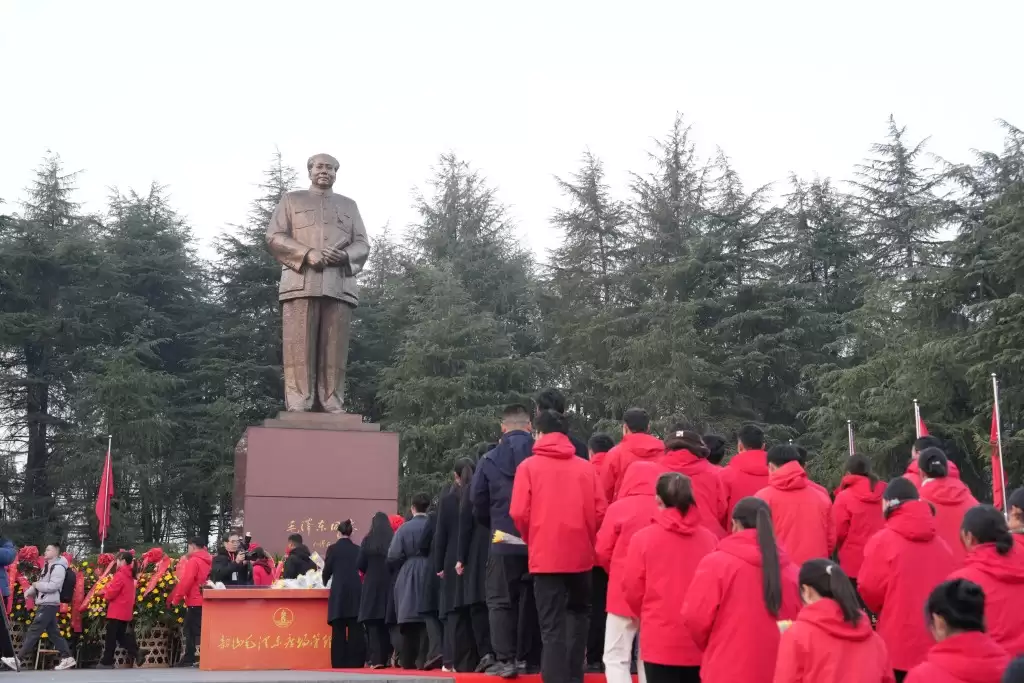 毛泽东诞辰132周年 家乡湖南韶山现拜祭人潮