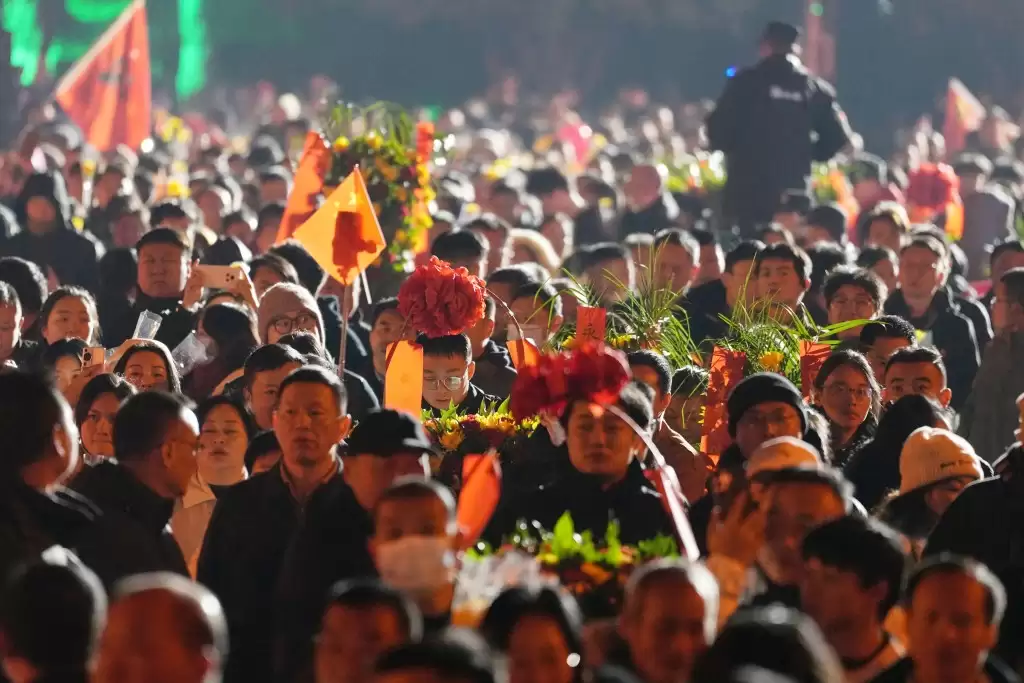 毛泽东诞辰132周年 家乡湖南韶山现拜祭人潮