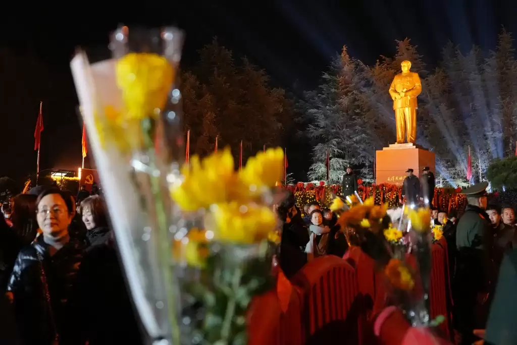 毛泽东诞辰132周年 家乡湖南韶山现拜祭人潮