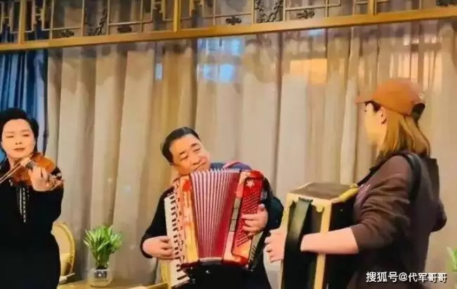 姜昆方否认在美国过圣诞！真相反转