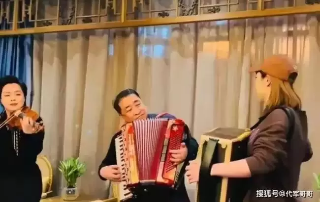 姜昆方否认在美国过圣诞！真相反转