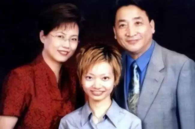 姜珊：我被父亲姜昆掐断星途，44岁还独身一人