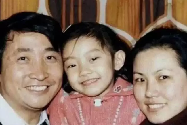 姜珊：我被父亲姜昆掐断星途，44岁还独身一人