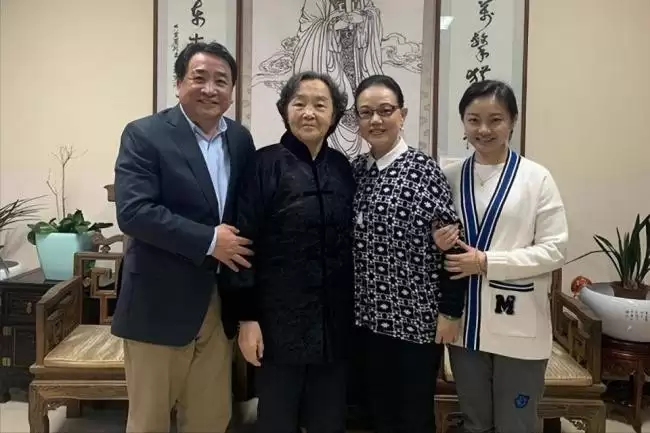 姜珊：我被父亲姜昆掐断星途，44岁还独身一人