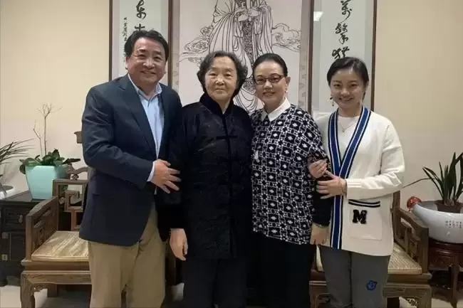 姜珊：我被父亲姜昆掐断星途，44岁还独身一人