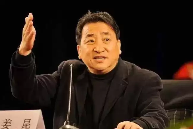 姜珊：我被父亲姜昆掐断星途，44岁还独身一人