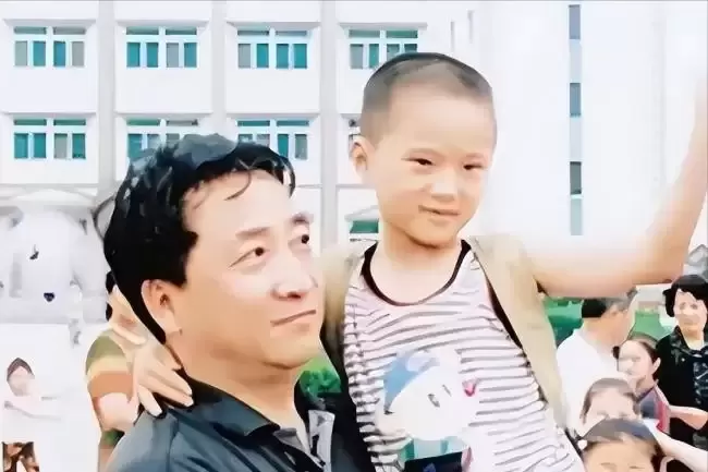 姜珊：我被父亲姜昆掐断星途，44岁还独身一人