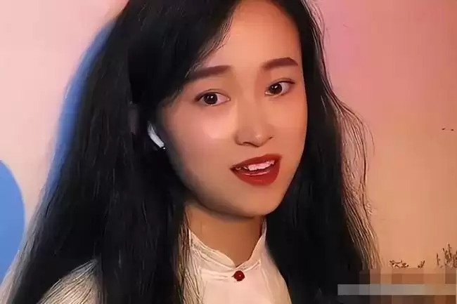 姜珊：我被父亲姜昆掐断星途，44岁还独身一人