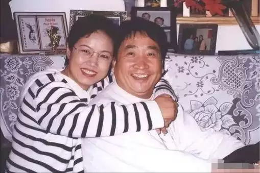 姜珊：我被父亲姜昆掐断星途，44岁还独身一人
