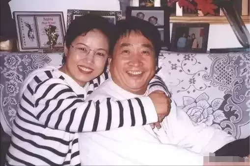 姜珊：我被父亲姜昆掐断星途，44岁还独身一人