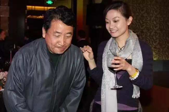 姜珊：我被父亲姜昆掐断星途，44岁还独身一人