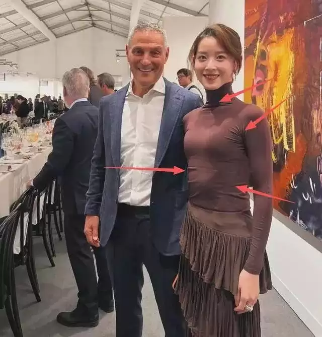 圣诞节“豪门阔太”晒照，章泽天穿秋衣，李嘉欣老了