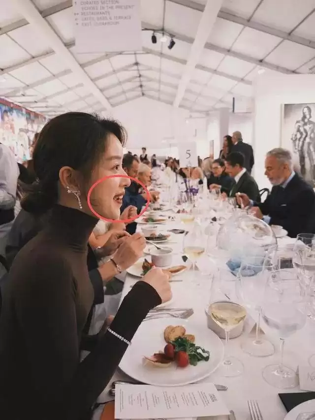 圣诞节“豪门阔太”晒照，章泽天穿秋衣，李嘉欣老了