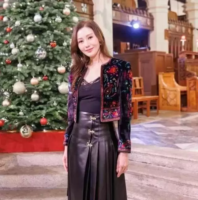 圣诞节“豪门阔太”晒照，章泽天穿秋衣，李嘉欣老了