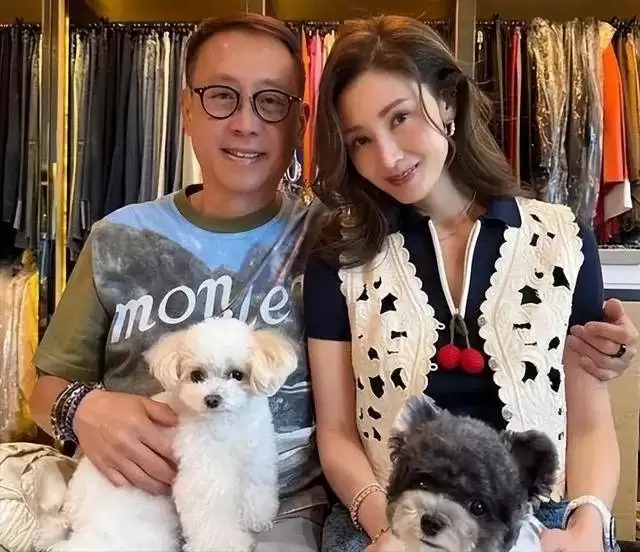 圣诞节“豪门阔太”晒照，章泽天穿秋衣，李嘉欣老了