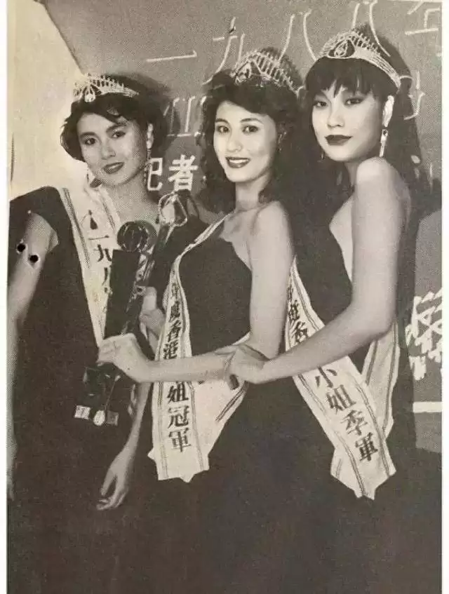 圣诞节“豪门阔太”晒照，章泽天穿秋衣，李嘉欣老了