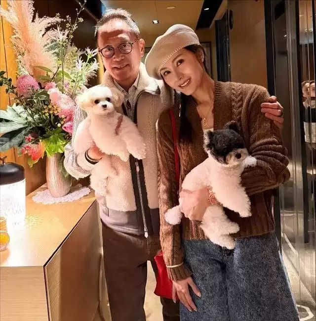 圣诞节“豪门阔太”晒照，章泽天穿秋衣，李嘉欣老了