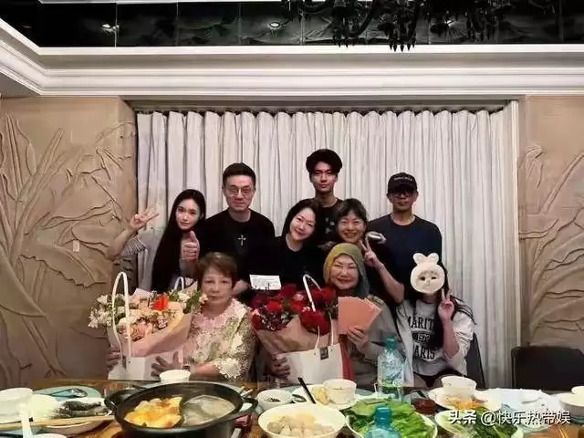 马筱梅圣诞家中待客，玥儿箖箖惊喜出镜