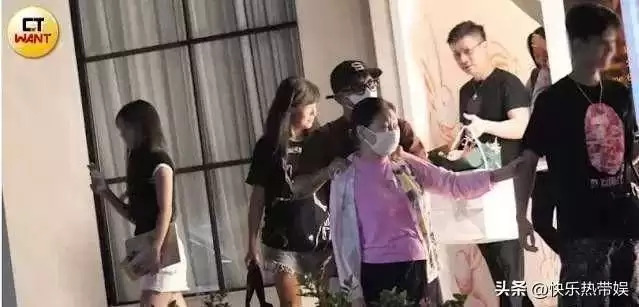 马筱梅圣诞家中待客，玥儿箖箖惊喜出镜