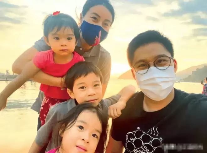 郭晶晶一家六口逛街！买平价奶茶先给霍震霆