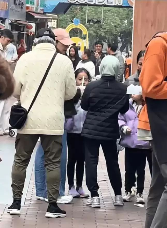 郭晶晶一家六口逛街！买平价奶茶先给霍震霆