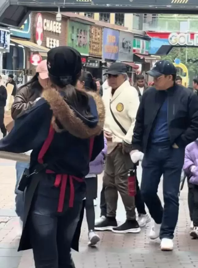 郭晶晶一家六口逛街！买平价奶茶先给霍震霆