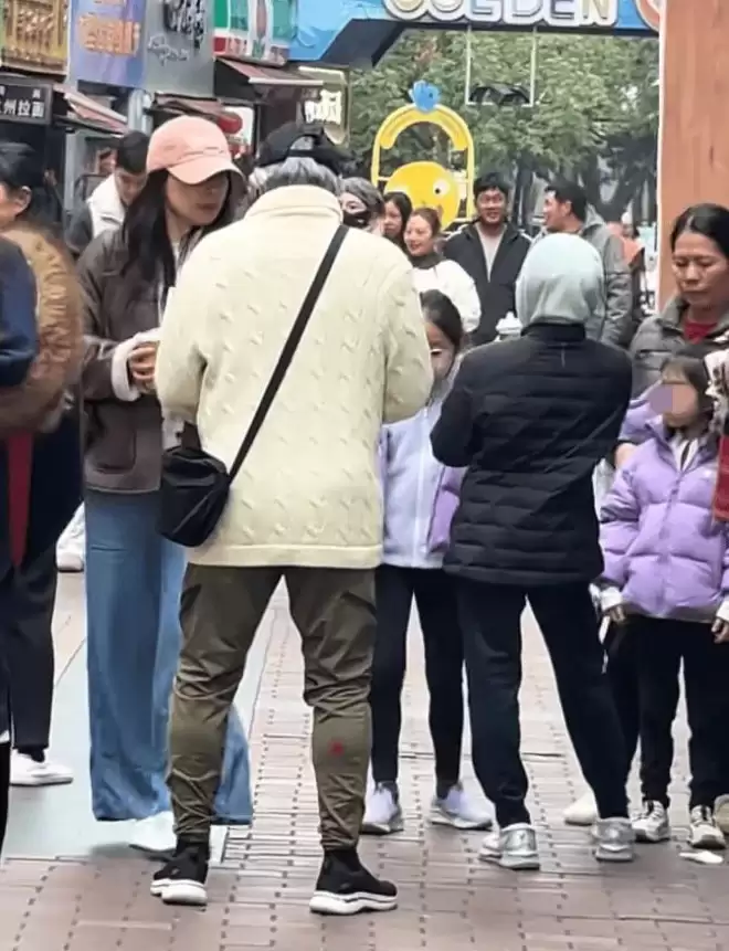 郭晶晶一家六口逛街！买平价奶茶先给霍震霆