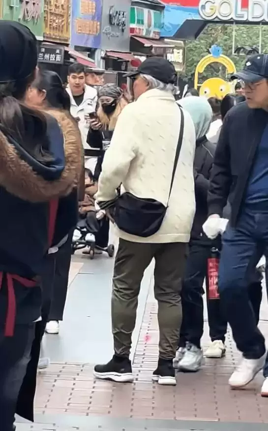郭晶晶一家六口逛街！买平价奶茶先给霍震霆