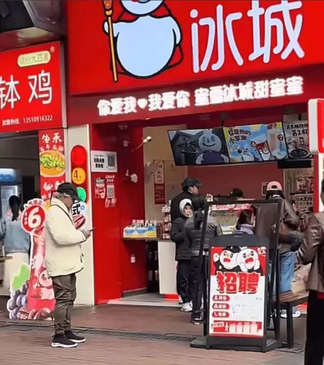 郭晶晶一家六口逛街！买平价奶茶先给霍震霆