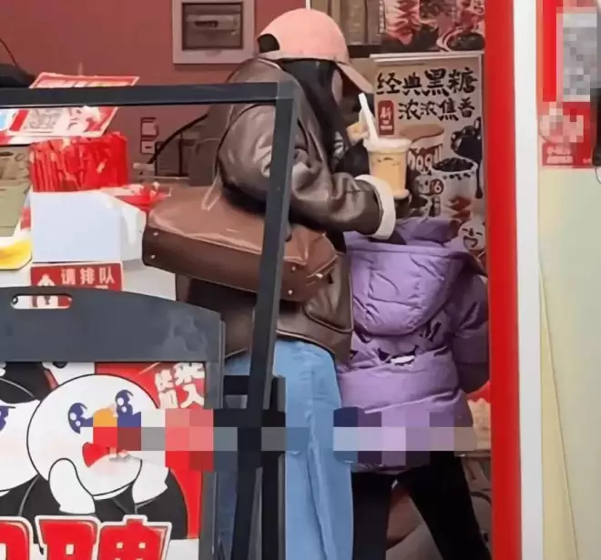 郭晶晶一家六口逛街！买平价奶茶先给霍震霆