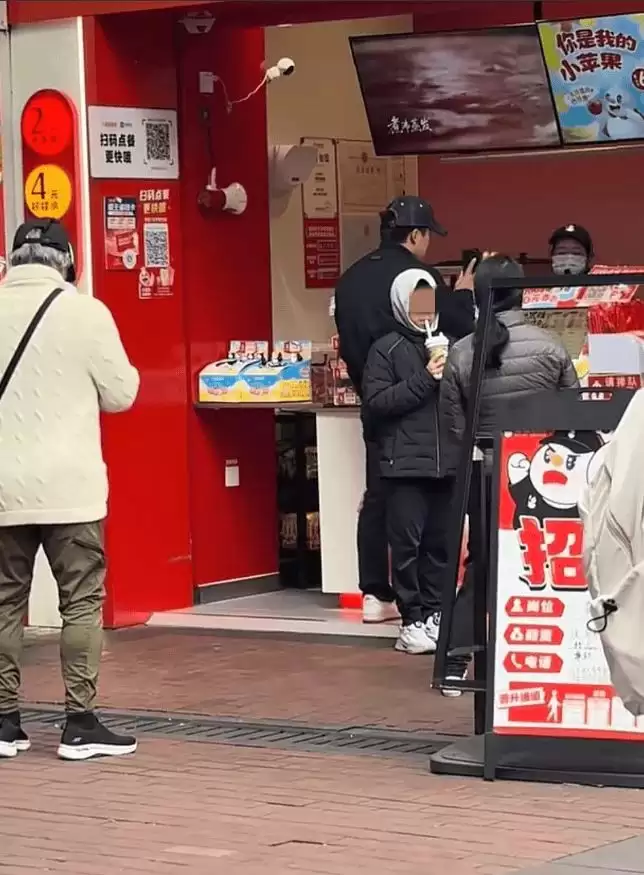 郭晶晶一家六口逛街！买平价奶茶先给霍震霆