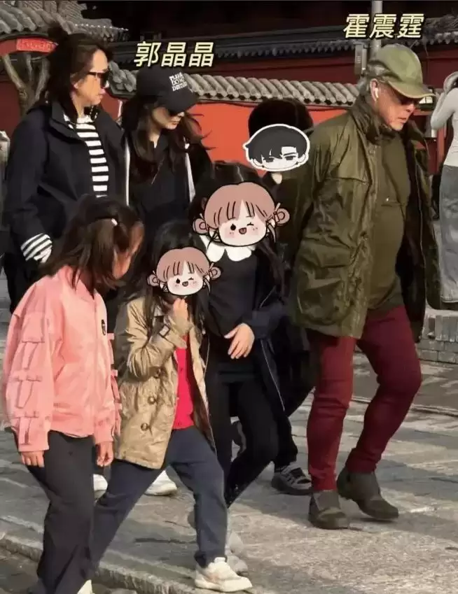 郭晶晶一家六口逛街！买平价奶茶先给霍震霆
