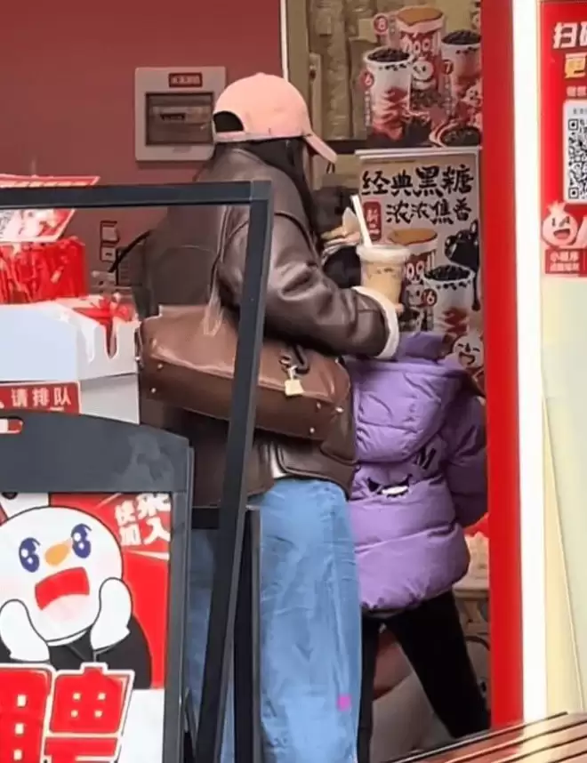 郭晶晶一家六口逛街！买平价奶茶先给霍震霆