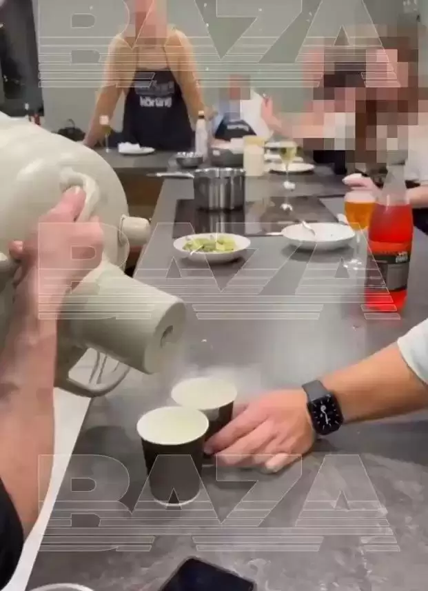 男子圣诞派对豪饮“液氮鸡尾酒” 胃部瞬间被撑爆当场倒地