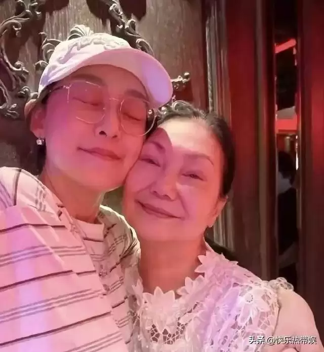 范玮琪晒一家合照，俩小孩都近视平板不离手
