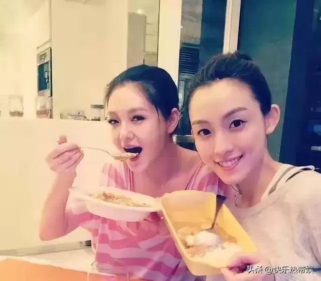 范玮琪晒一家合照，俩小孩都近视平板不离手