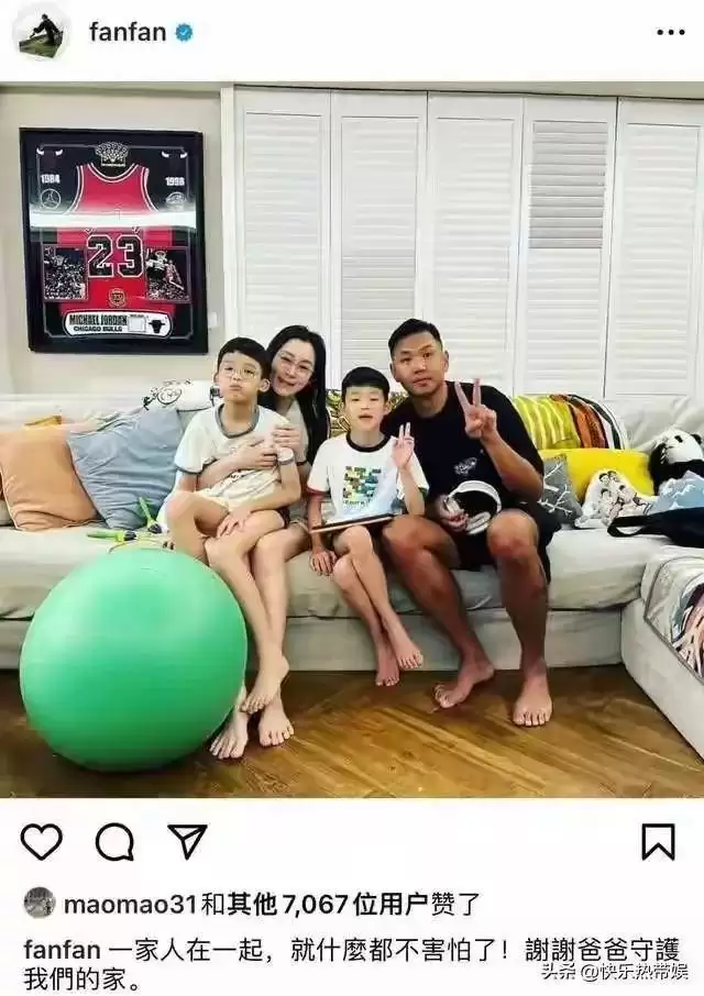 范玮琪晒一家合照，俩小孩都近视平板不离手